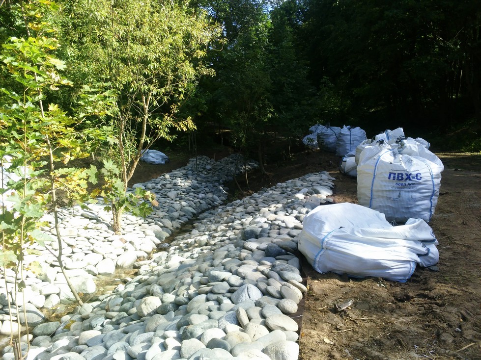 Сотни тонн декоративного камня выложат вдоль ручья  на Щелоковском хуторе - фото 1