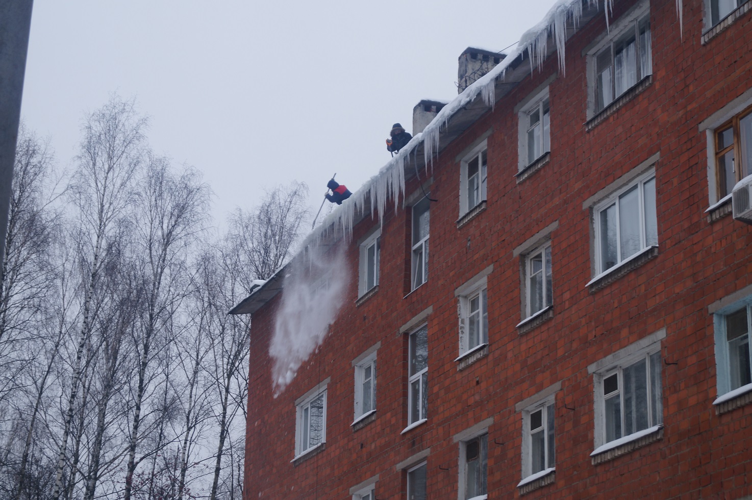 В Приокском районе более 150 крыш очистили от снега и наледи  - фото 1