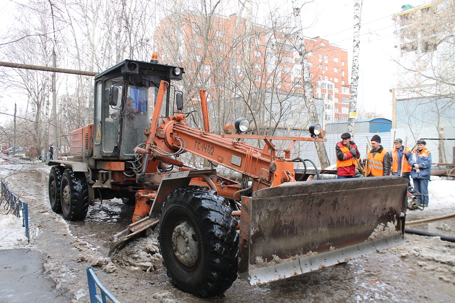 Более 1 тыс. кубометров воды откачали из лужи во дворе дома на проспекте Ленина - фото 3