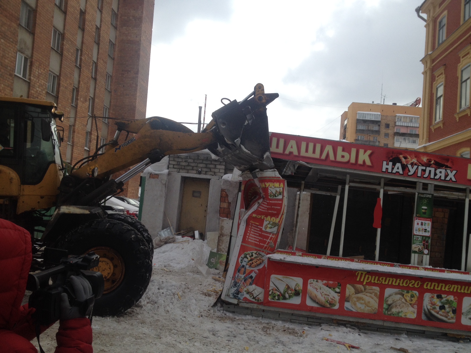 Незаконно установленный киоск снесли в Советском районе после обращений жителей - фото 1